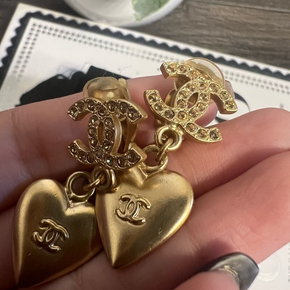 CHANEL Vintage Gold CC Logo Heart Dangle Clip On Earrings - Picture 2 of 9
